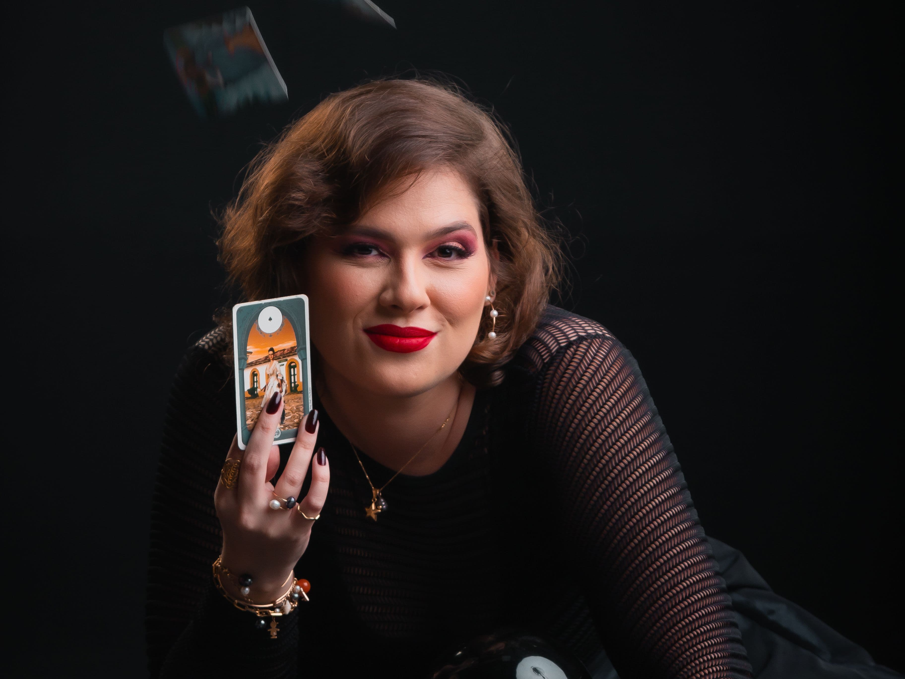 Article Tudo que você precisa saber antes de jogar tarot thumbnail image