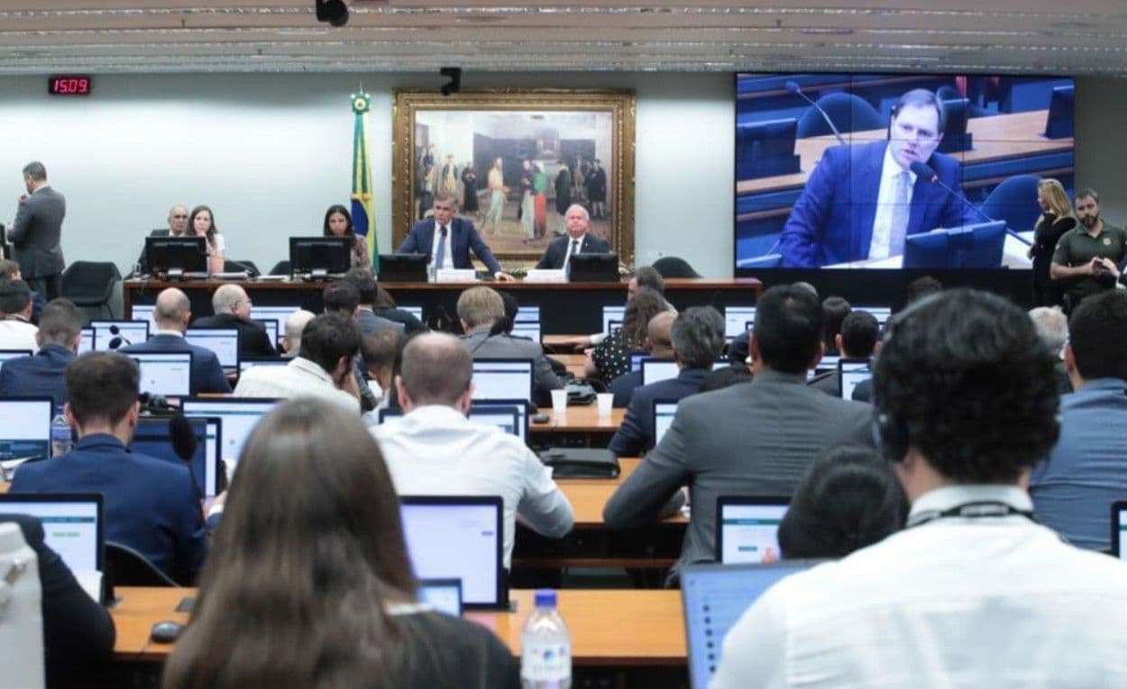 Imagem do artigo: Fim da escala 6x1: CCJ da Câmara aprova proposta para redução da jornada de trabalho