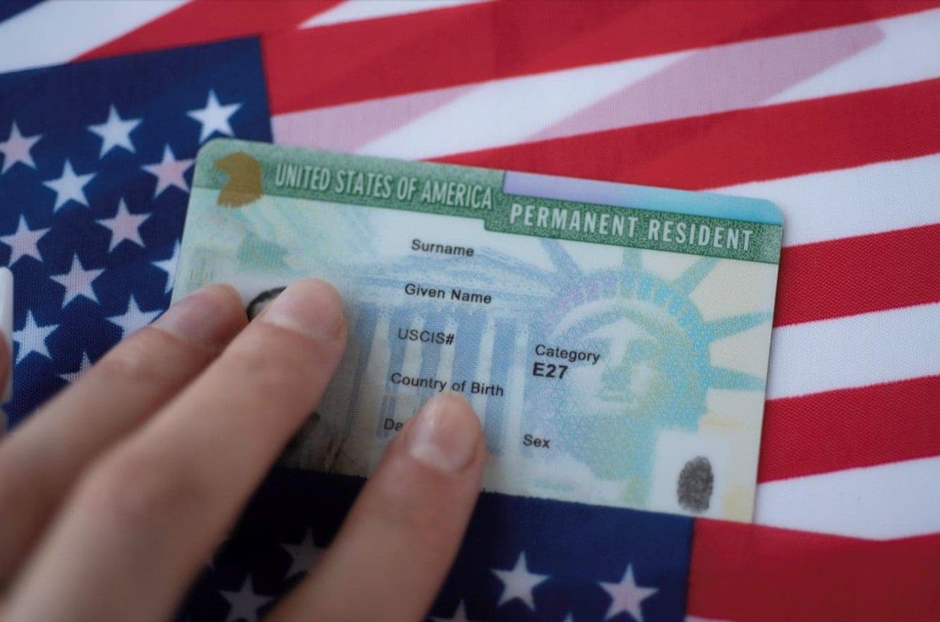 Imagem do artigo: Trump reorganiza regras do green card e EUA reforçam controle migratório com novas exigências