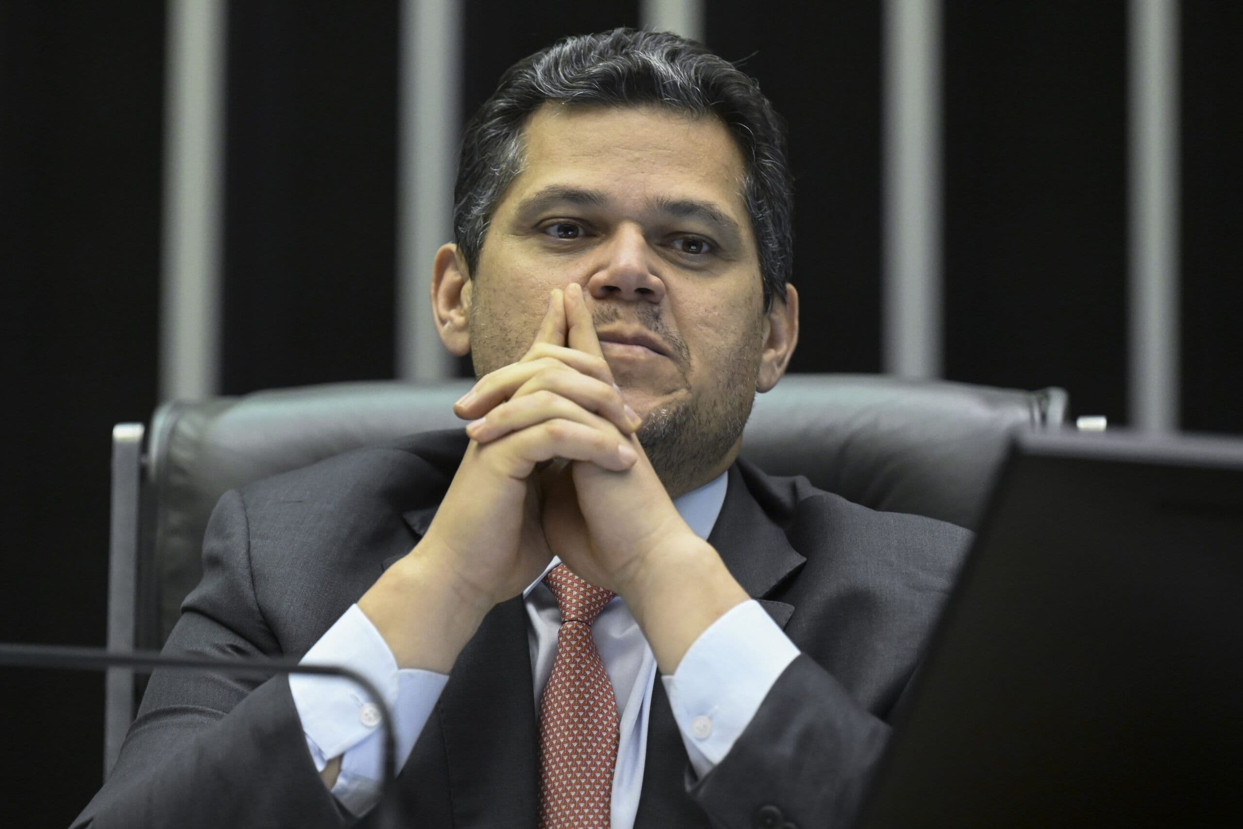 Imagem do artigo: Alcolumbre envia ao Senado PEC alternativa ao fim da escala 6x1